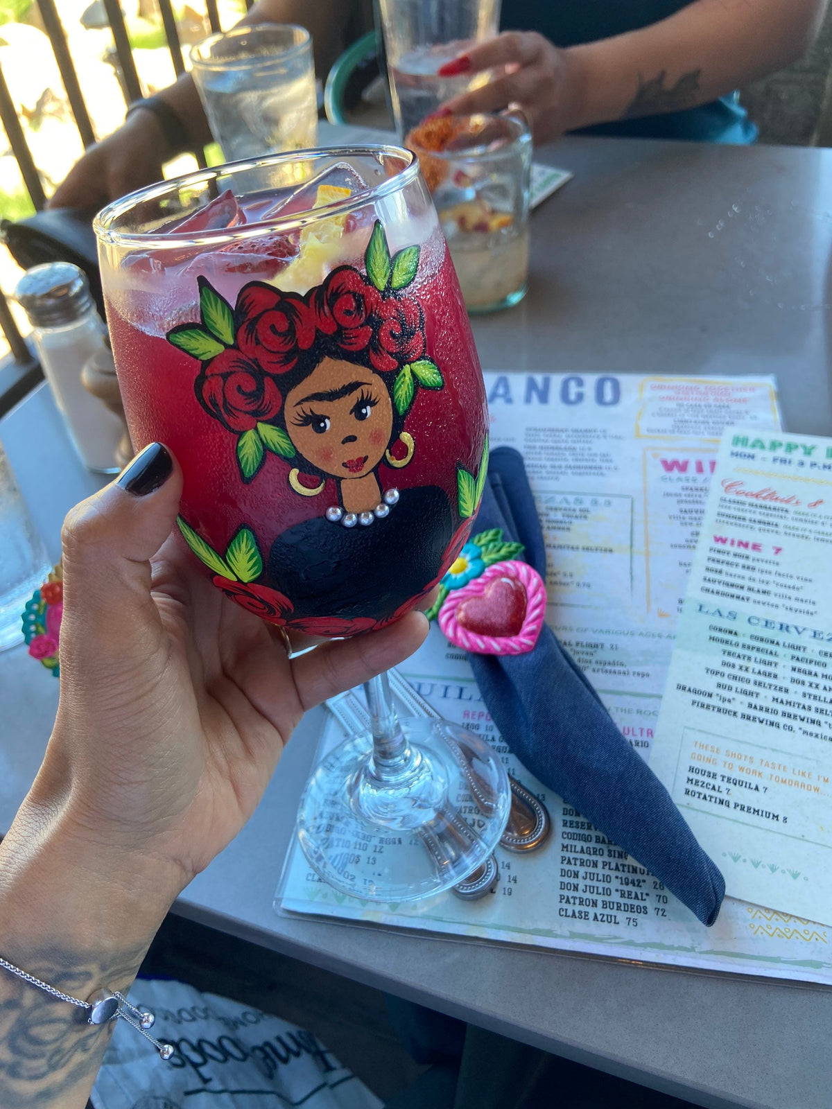 Frida stem wine glass with red roses
